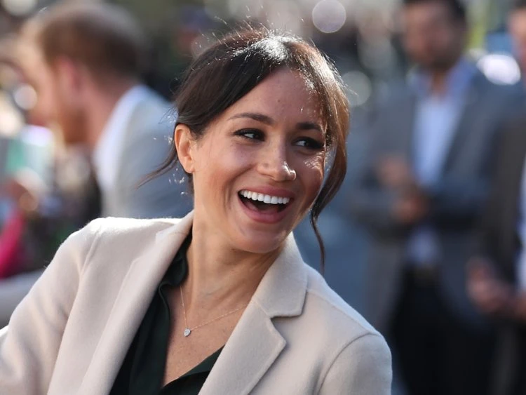 Meghan Markle, inaudito strappo al protocollo: riceve un'offerta di lavoro, la Regina Elisabetta trema