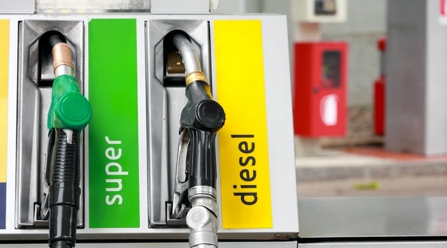 Benzina, prezzi stravolti: amara sorpresa, cosa sta succedendo ai distributori