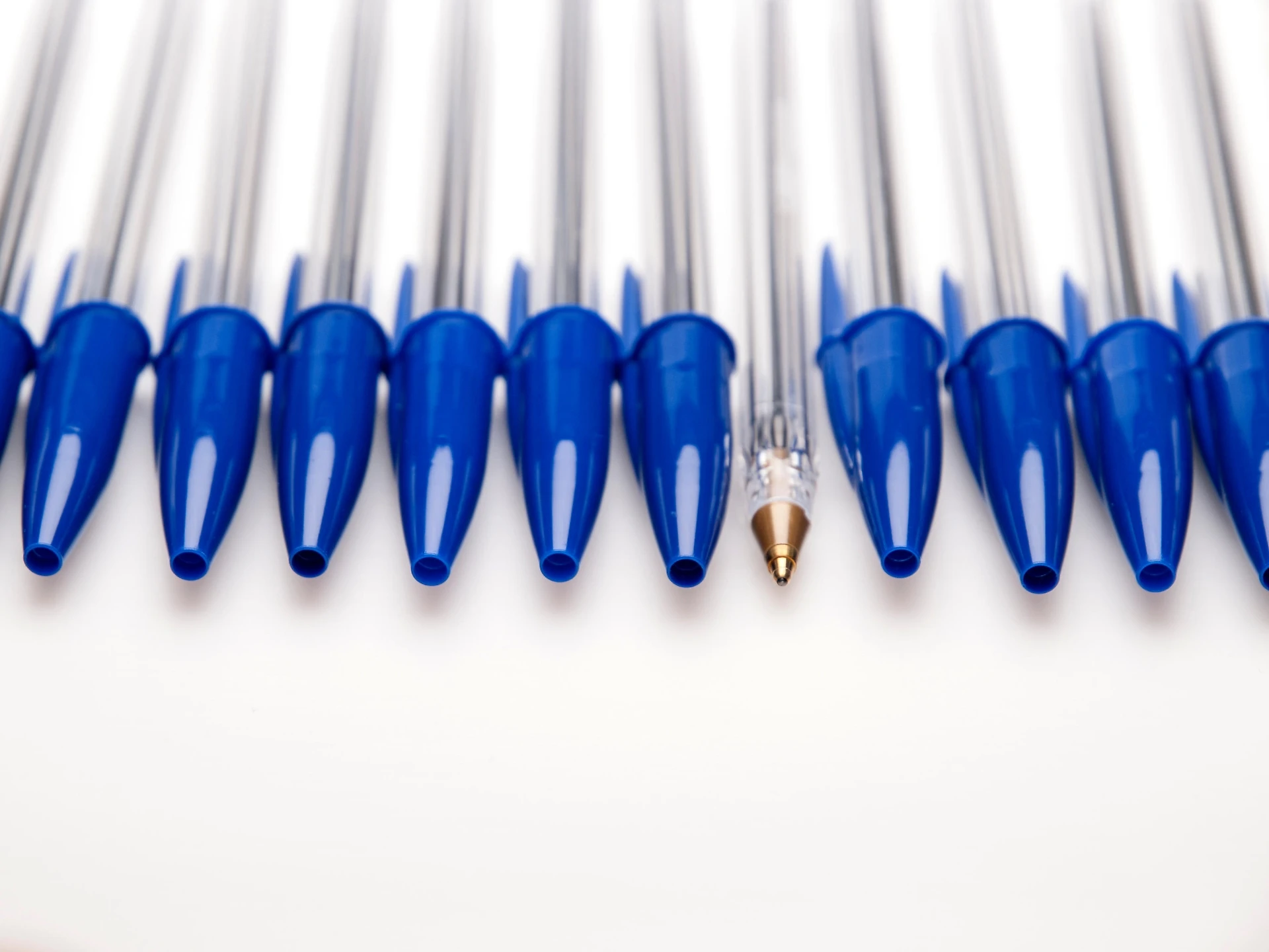 Il segreto del foro sul tappo della biro. Parla la Bic: perché vi salva la vita