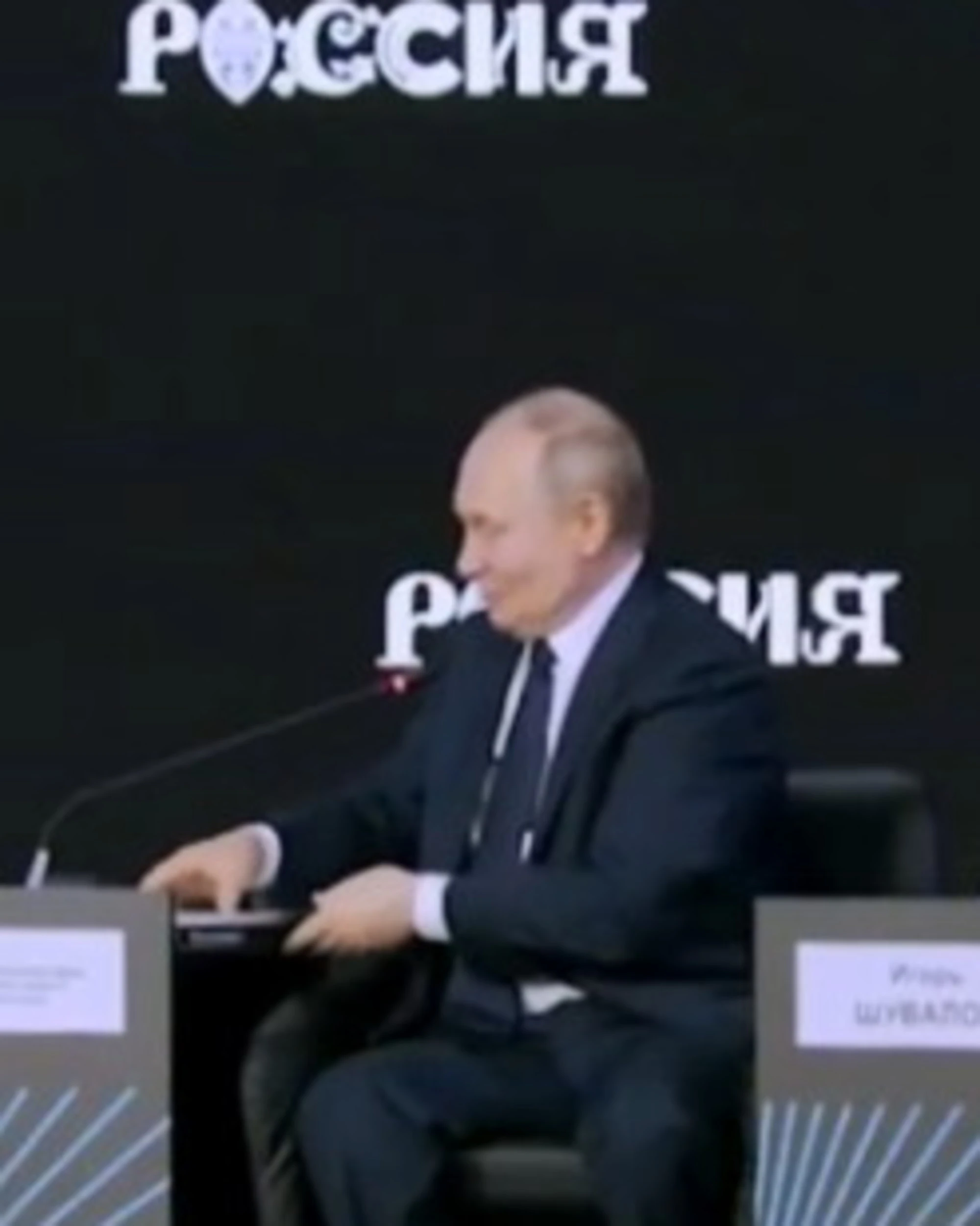 Putin, "non voglio farlo arrabbiare": lascia il forum per parlare con Trump