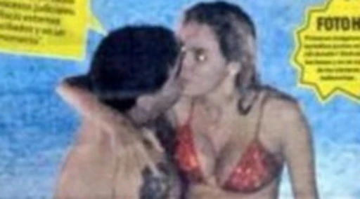 Diego Maradona, la paparazzata piccante in piscina. "La vera mano de Dios", quando lo beccarono con Rocio Olivo in piscina