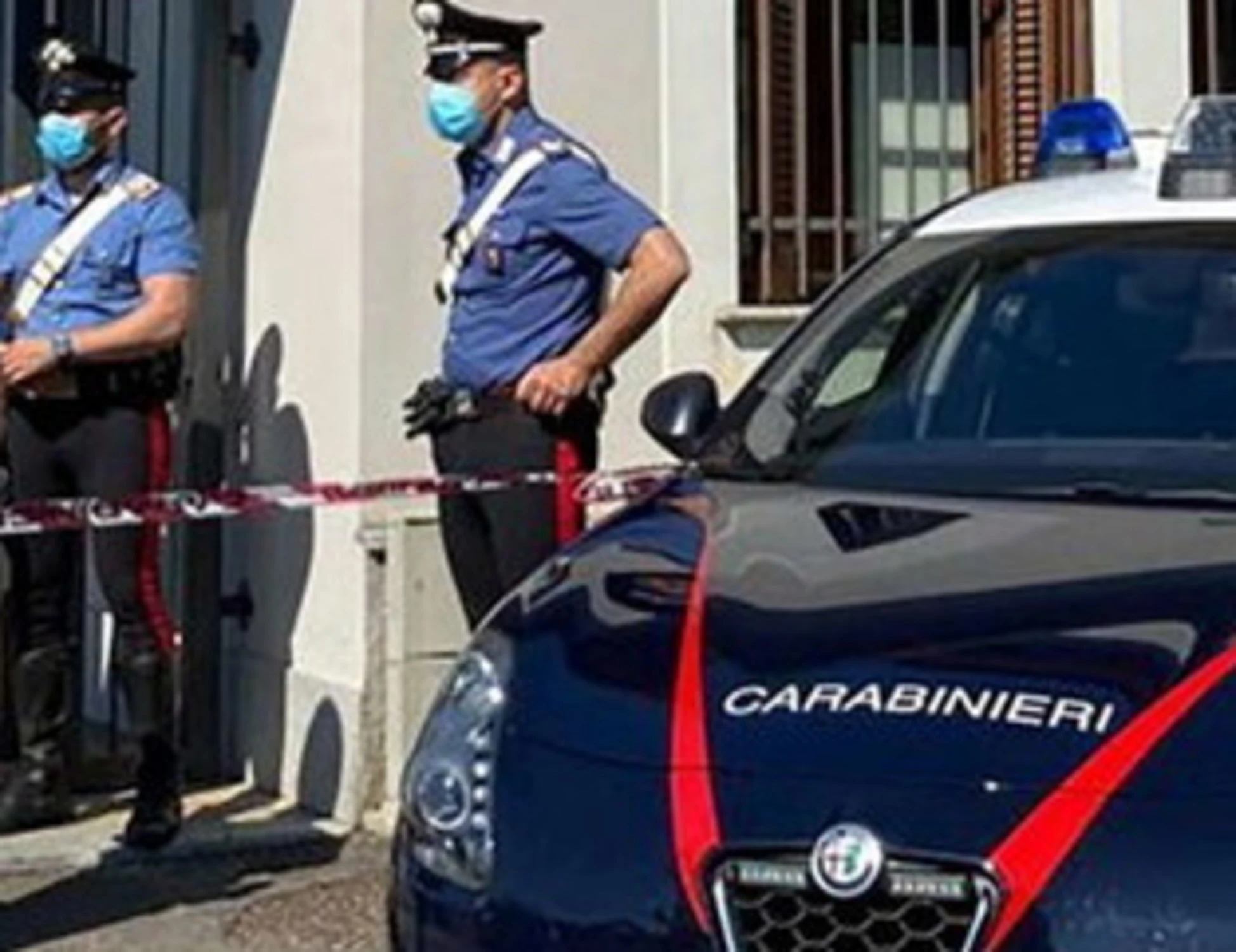 Legnano, 35enne uccisa con un coltello alla schiena: killer in fuga