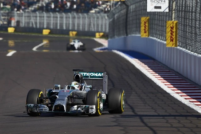 Formula 1, qualifiche a Sochi: Hamilton batte Rosberg, Ferrari nelle retrovie