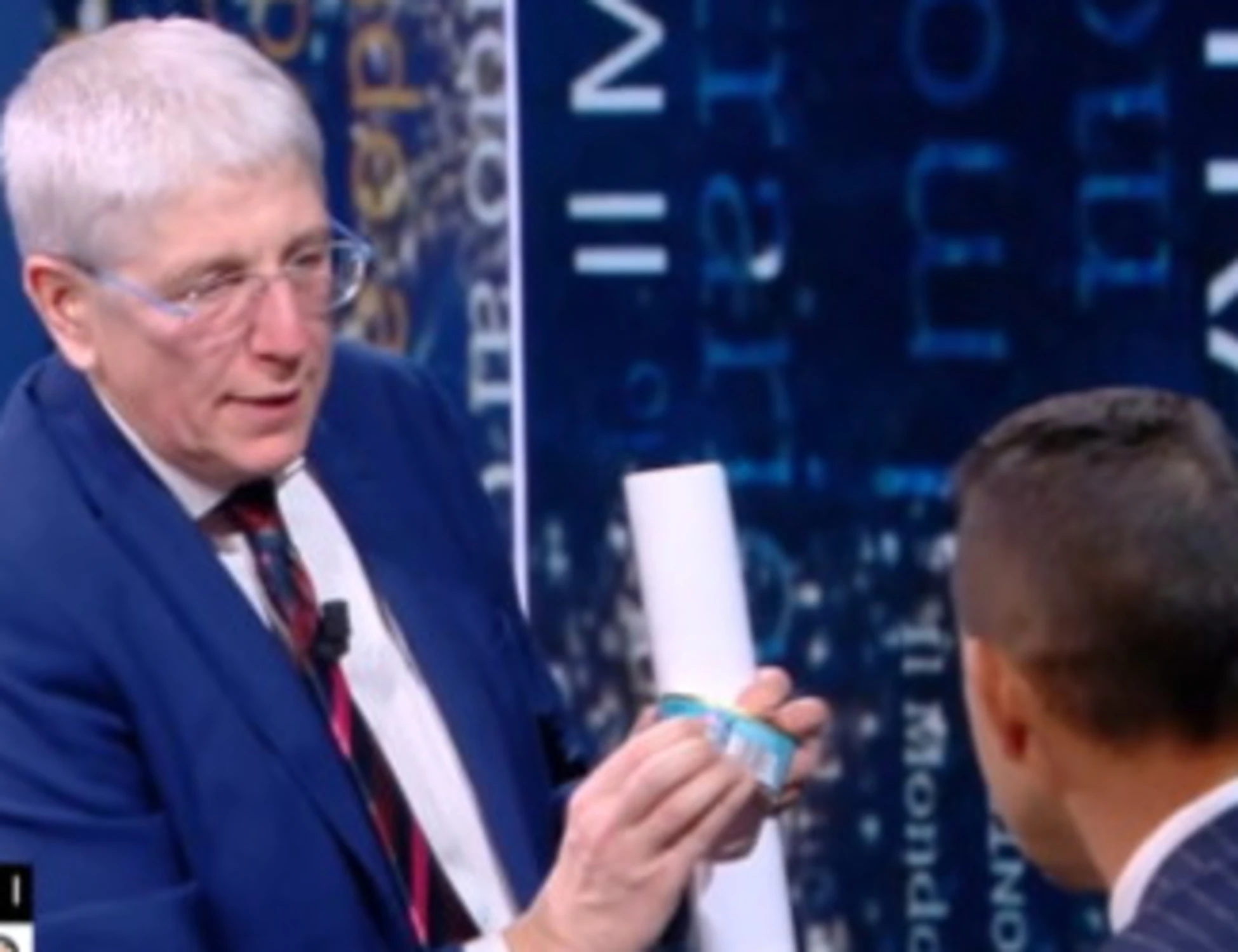 Fuori dal coro, Giordano sconcerta Vannacci: "Sa cos'è questo?"