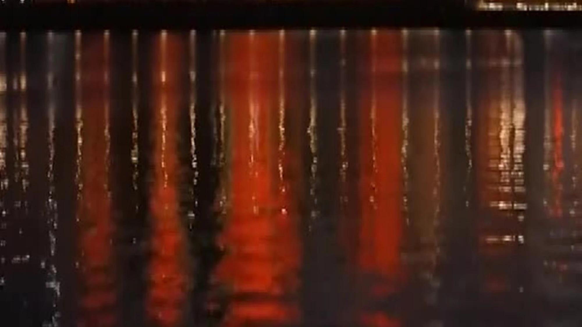 Australia, Remembrance Day: papaveri rossi alla Sydney Opera House