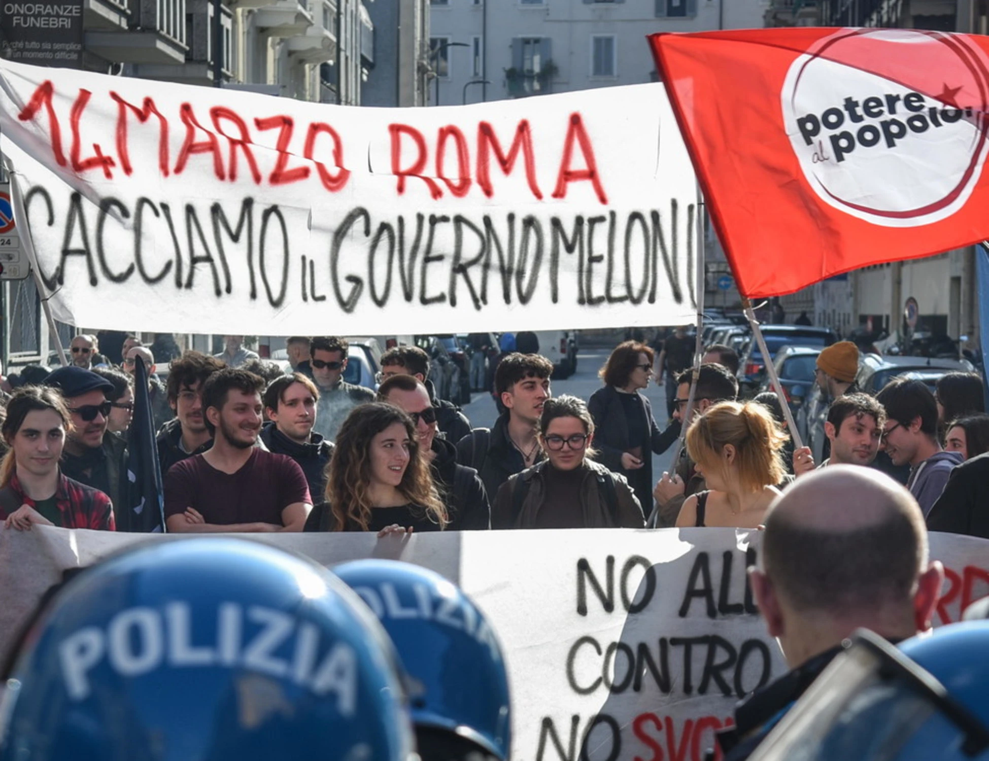 Giorgia Meloni, la contestazione dei collettivi rossi: "Dimissioni governo"