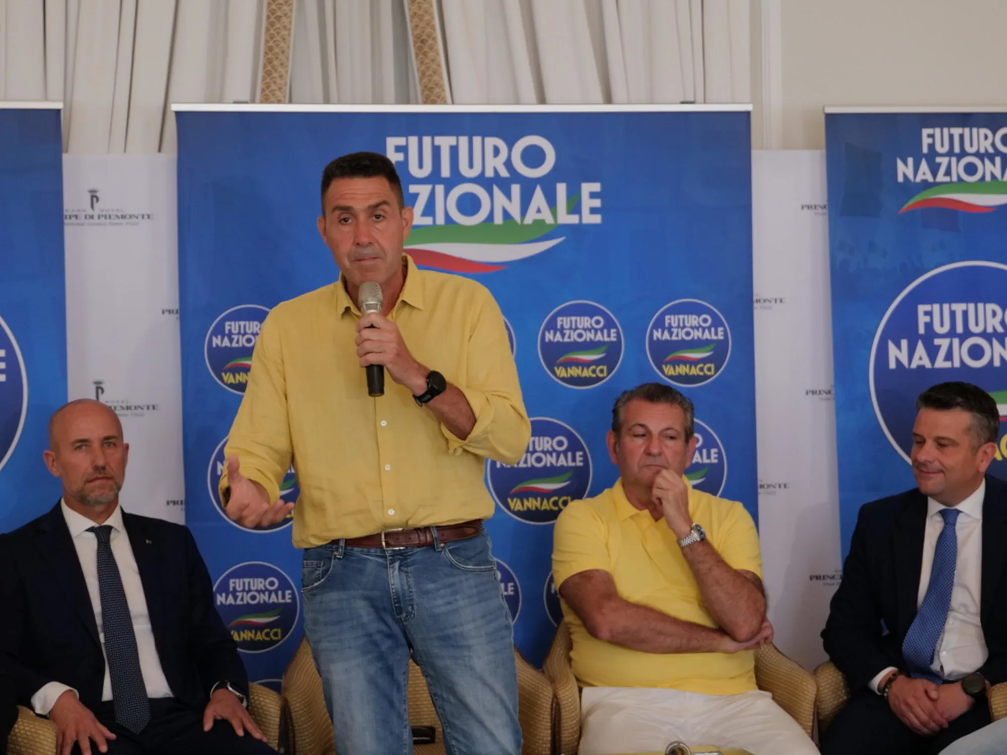 Leggi l'articolo: I nomi dei riciclati a caccia di un seggio che corrono da Vannacci