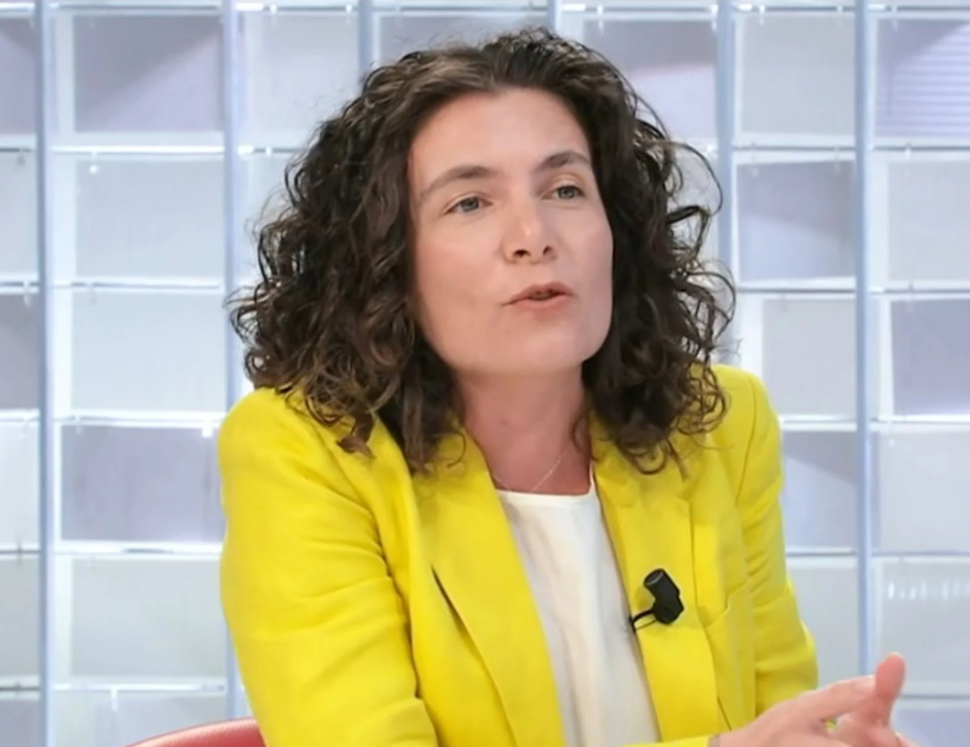 L'aria che tira, Cattaneo zittisce la grillina