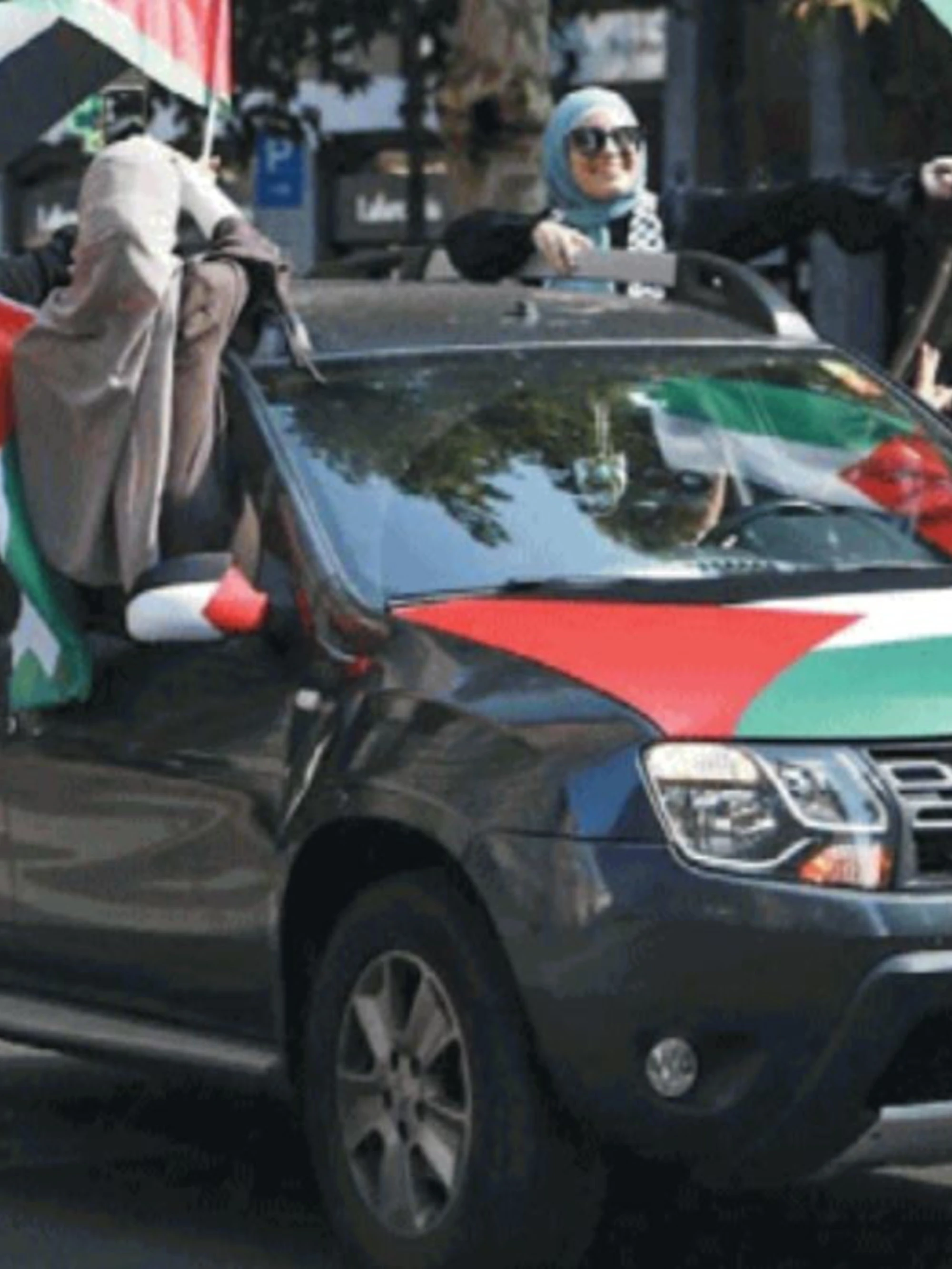 I pro-Pal ora sfilano in auto...