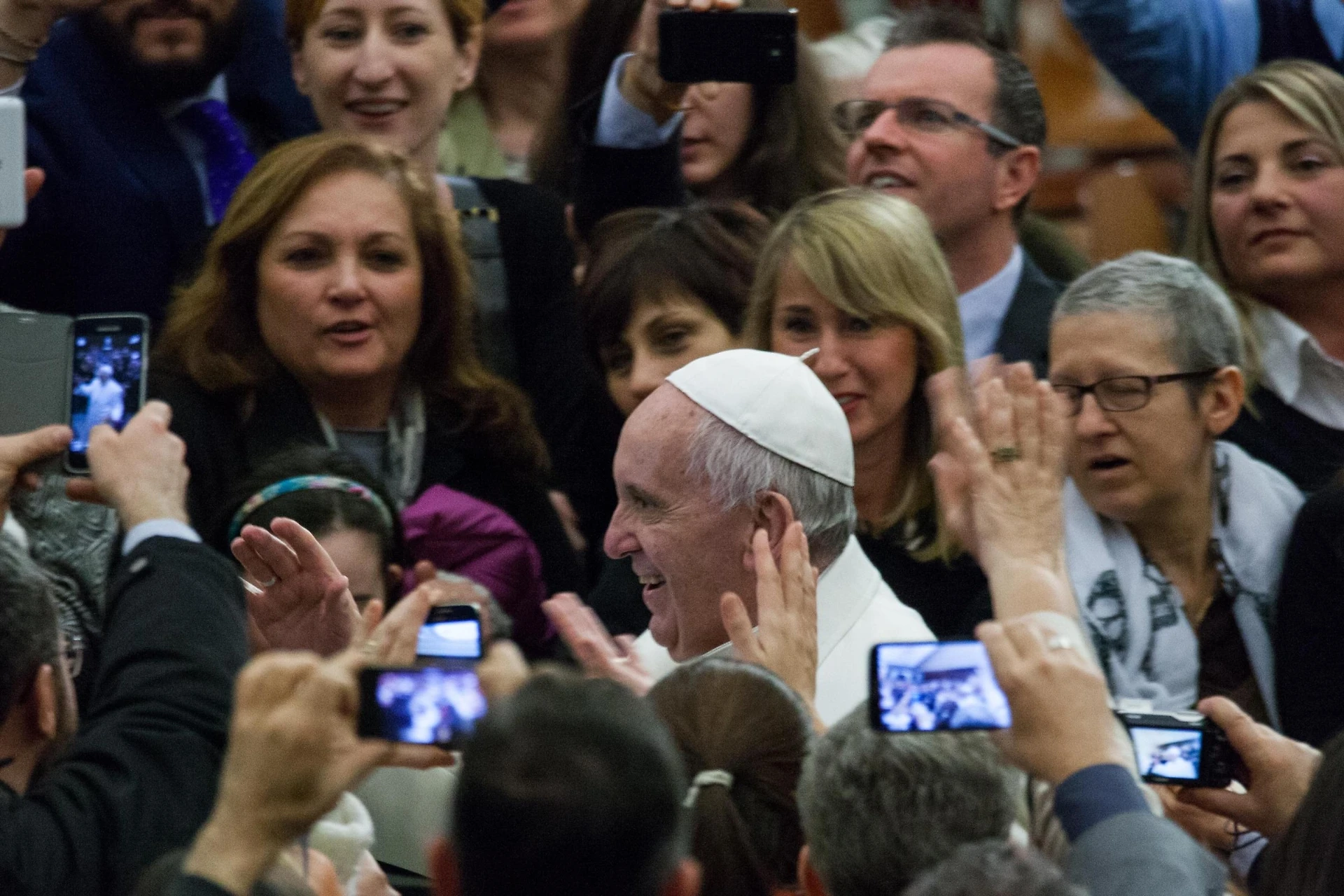 "Meno lussi e consumi, più sobrietà". L'appello del Papa alla veglia di Natale