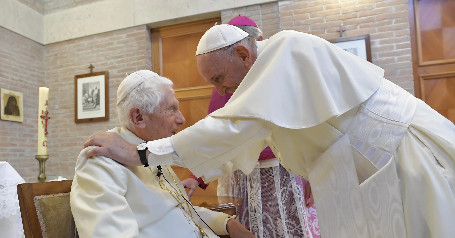 Papa Francesco idolo di Repubblica, la vergogna: in cosa hanno trasformato Jospeh Ratzinger