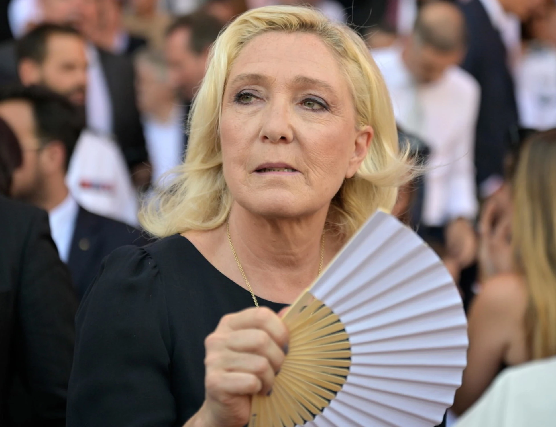 Francia, il sondaggio è una mazzata per Emmanuel Macron: vola Marine Le Pen