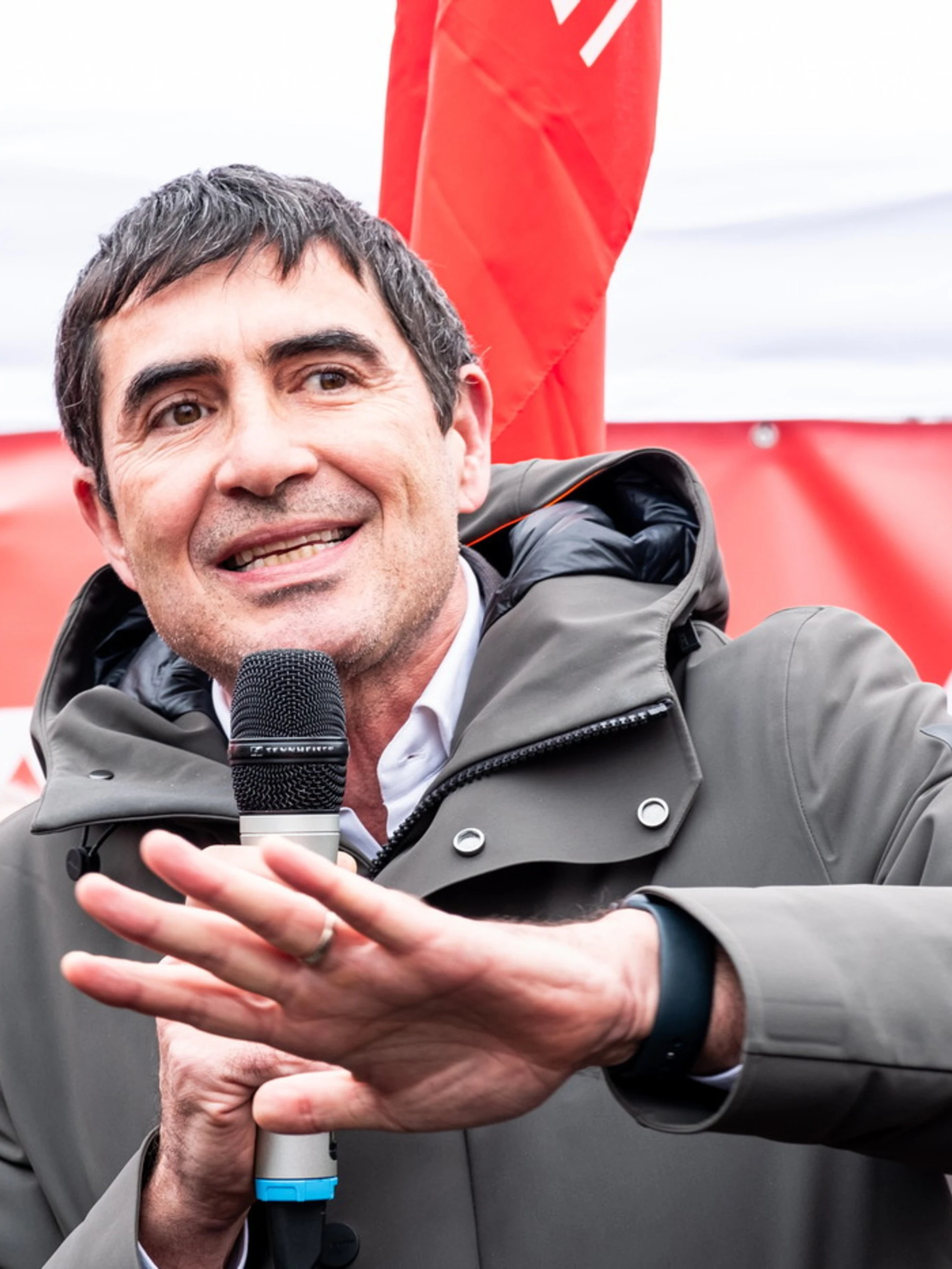 Corteo M5s, coro contro Fratoianni: "Amico, vendi la Tesla"