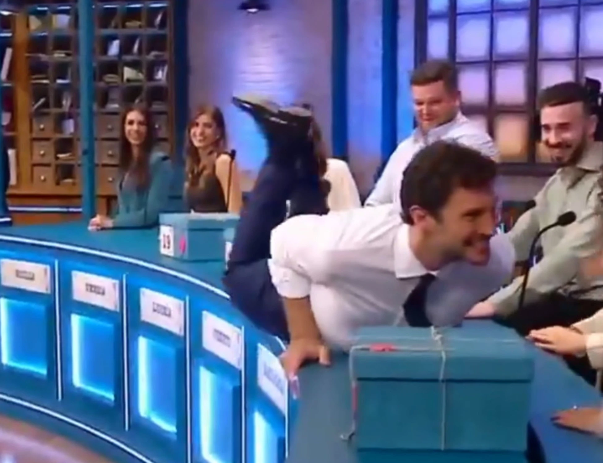 Affari Tuoi, "vietato ai minori": il balletto che scatena tutti