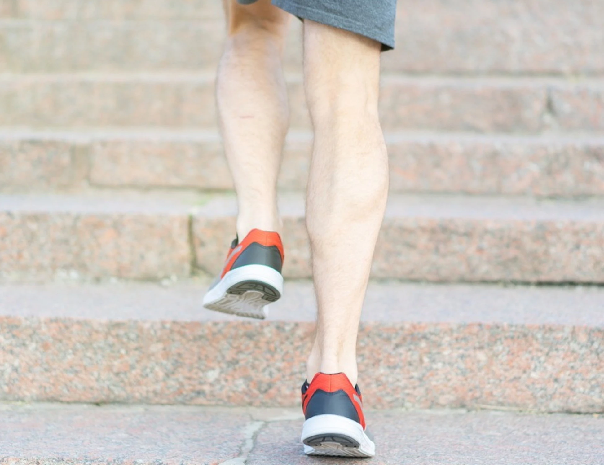 Diecimila passi? Contrordine, la scienza smonta il falso mito