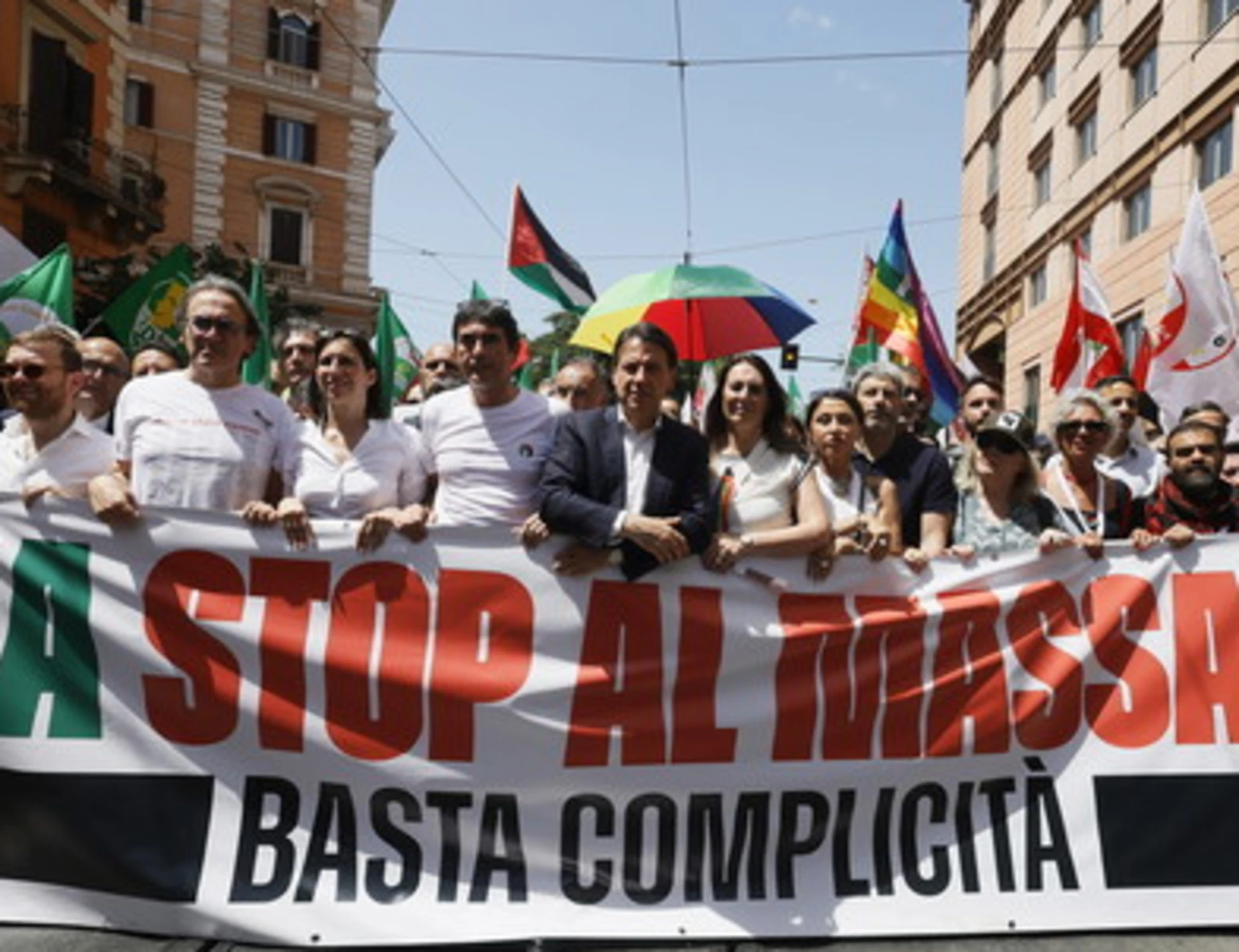 L’opposizione non dorme e anche stavolta sceglie i nemici dell'Occidente