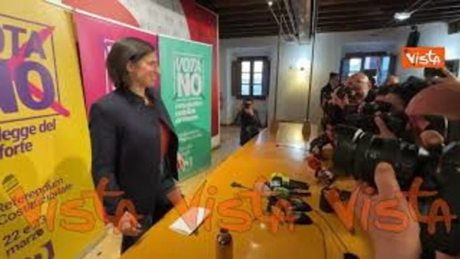 Applausi all’arrivo di Elly Schlein al Pd per conferenza dopo vittoria al Referendum