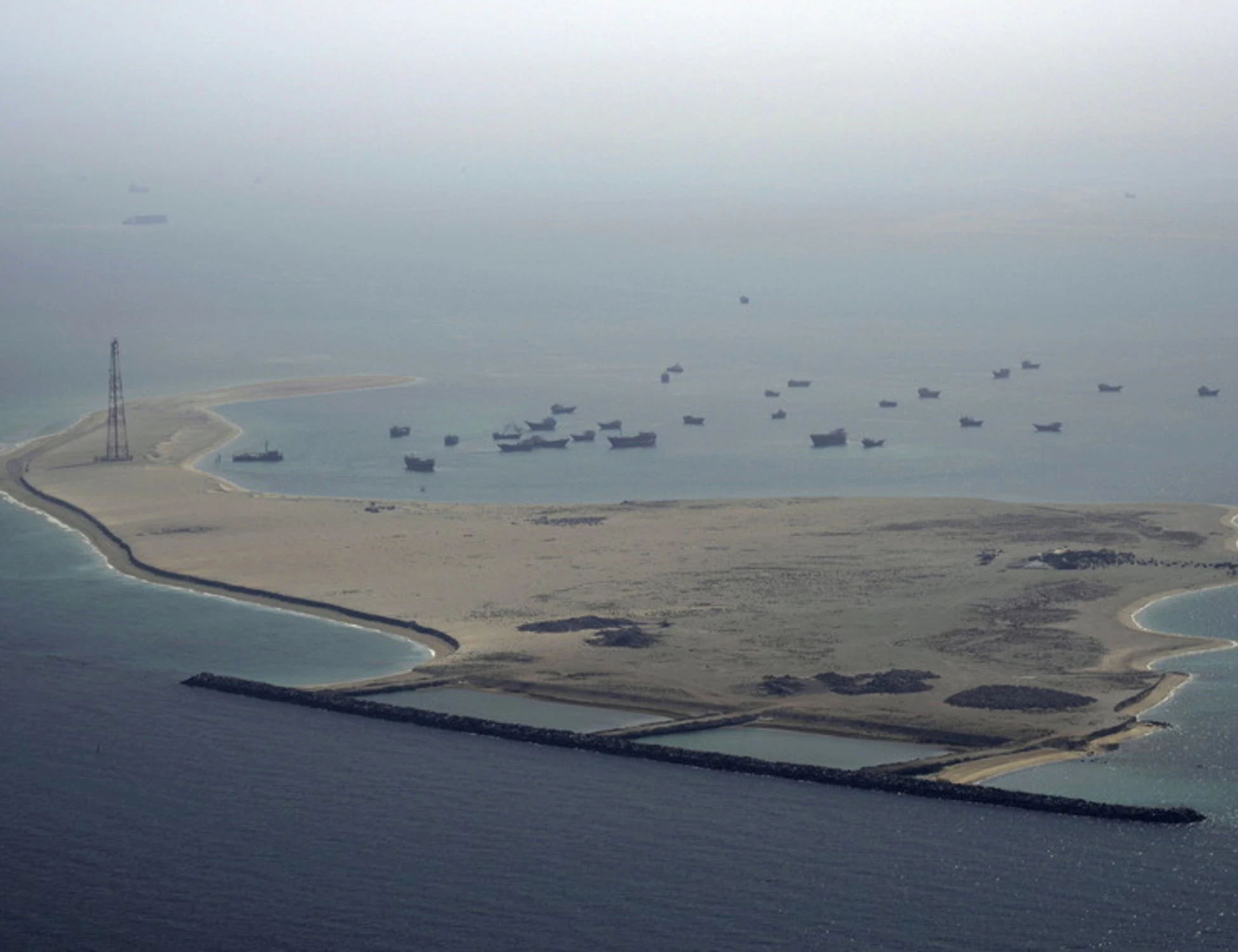 Iran, la guerra in diretta. Trump: "Aprite lo stretto di Hormuz o scateno l'inferno"