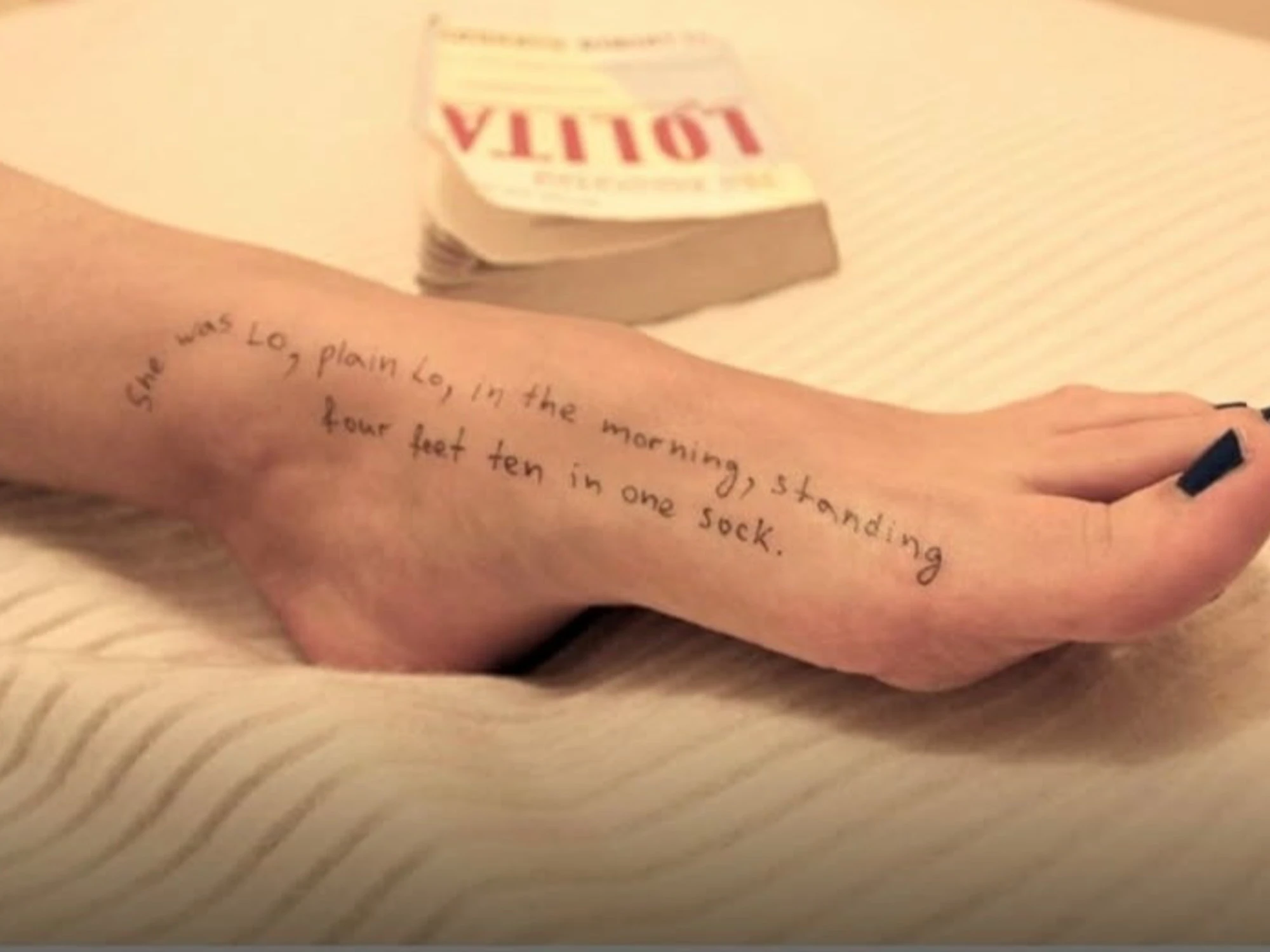 Epstein, il piede e il documento italiano: le foto-choc