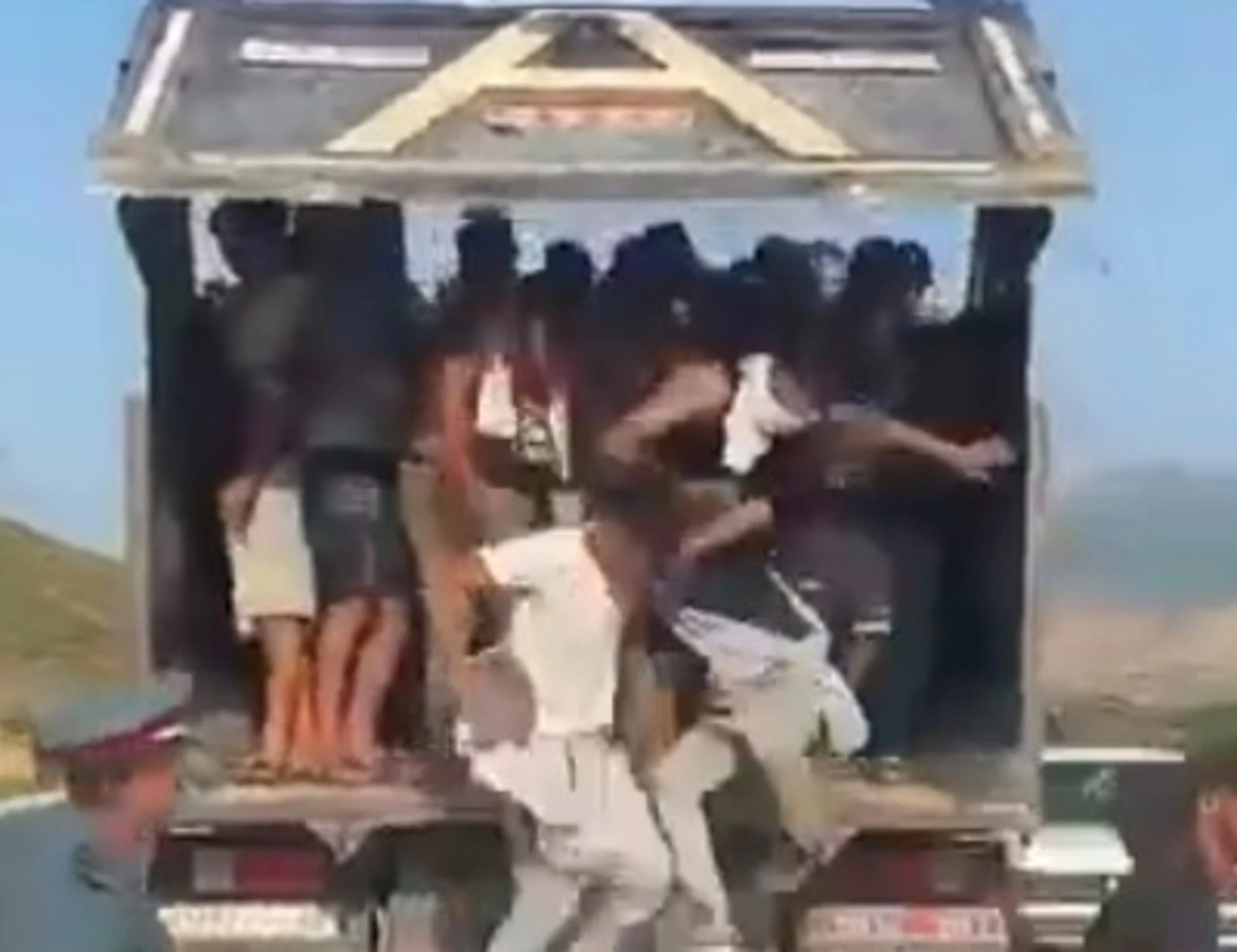 Ceuta, migranti buttati giù dal camion: toh, Pedro Sanchez cambia "metodo"
