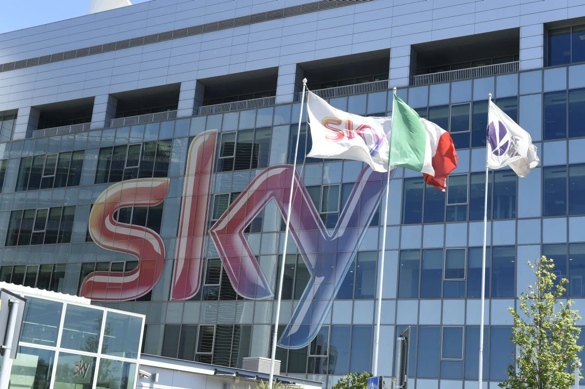 SCOPERTA A PALERMO PIATTAFORMA PIRATA CON I CANALI SKY