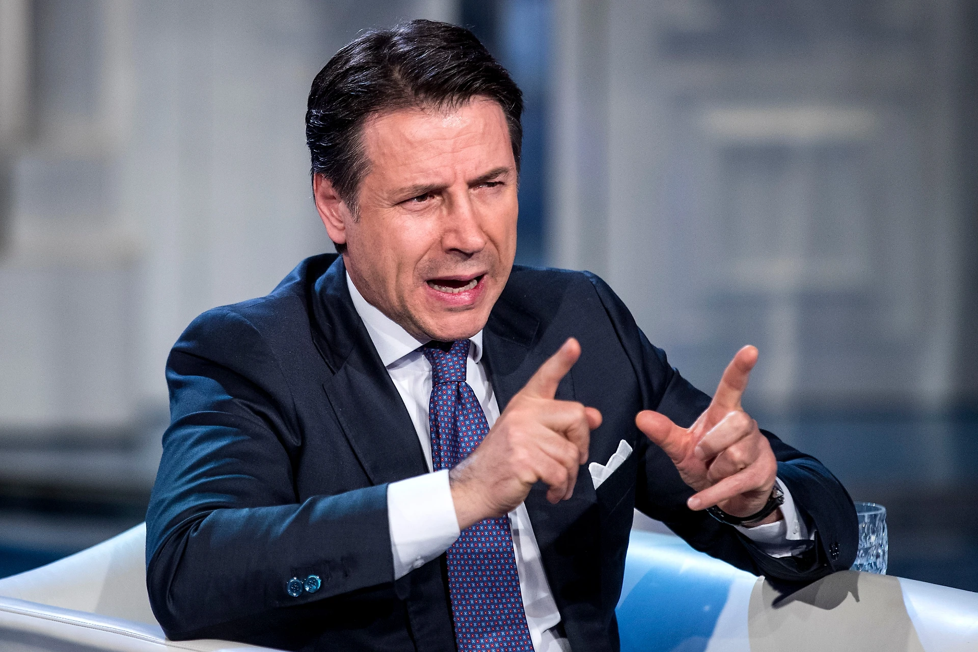 Giuseppe Conte, come vuol fregare Salvini sulla Sea Watch: "Li prenderò con l'aereo"
