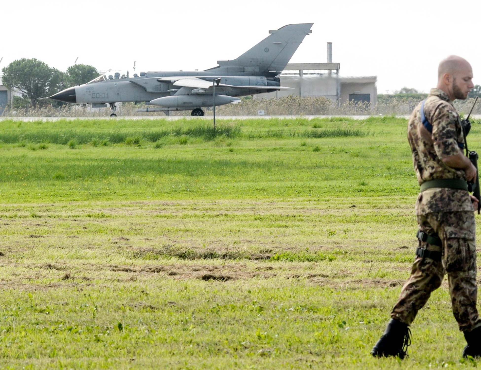 Iran, dal M5s altra bordata su Crosetto: "Diteci la verità sull'aeroporto Trapani-Birgi"