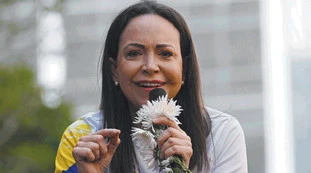 Corina Machado, la Thatcher di Caracas: chi è l'eroina anti Maduro