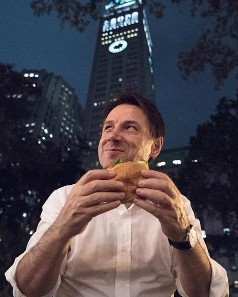 Giuseppe Conte mangia un hamburger super-inquinante dopo il vertice per il clima all'Onu