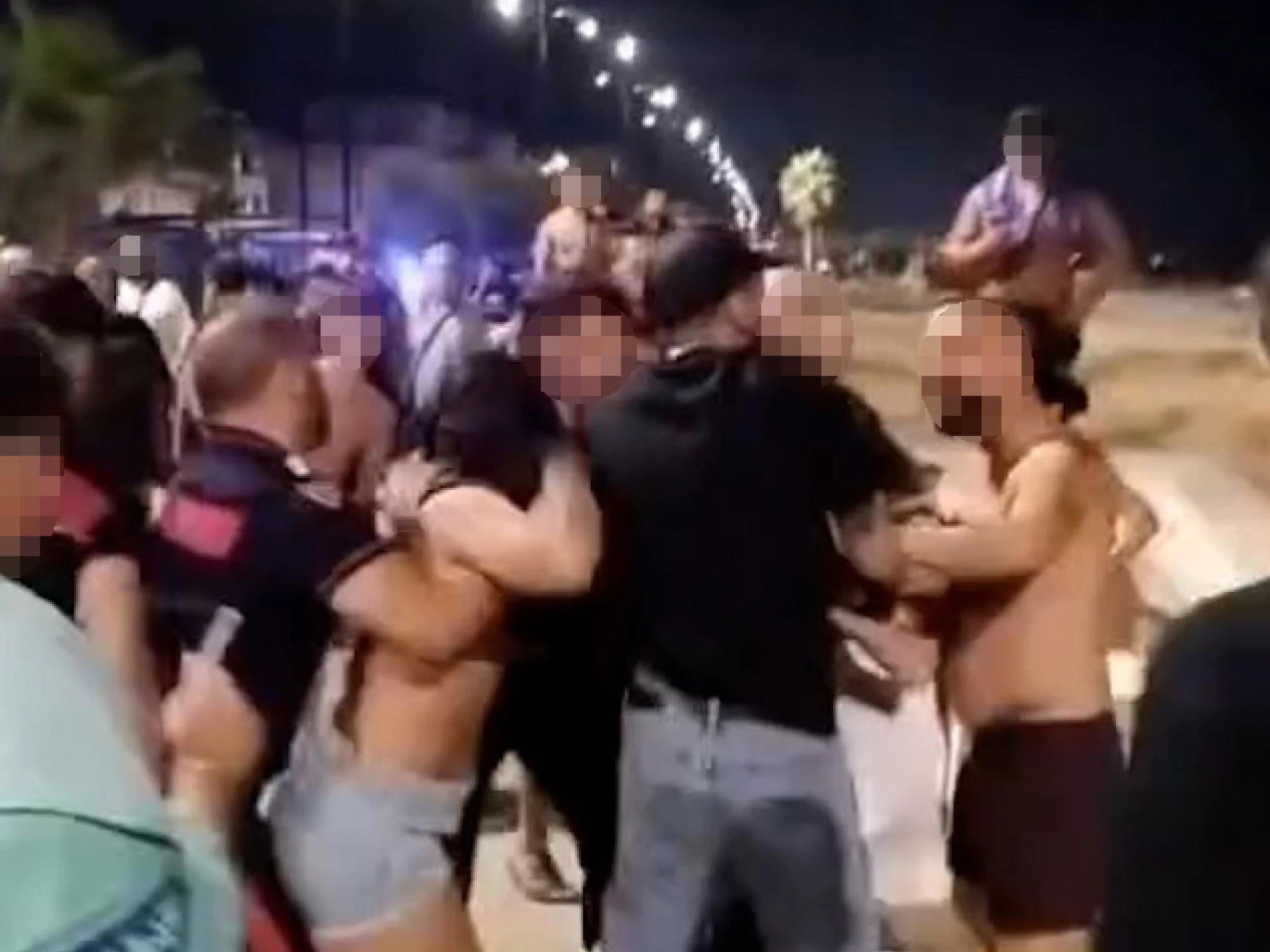 Mondragone, volano sedie, colpi anche tra donne: maxi rissa in spiaggia a Ferragosto