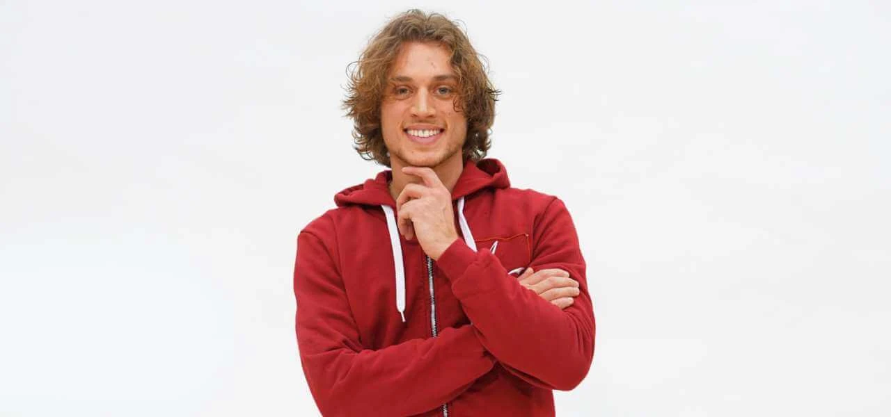 Amici, Umberto Gaudino senza pudore: tutto nudo, come si copre nel punto più "caldo"