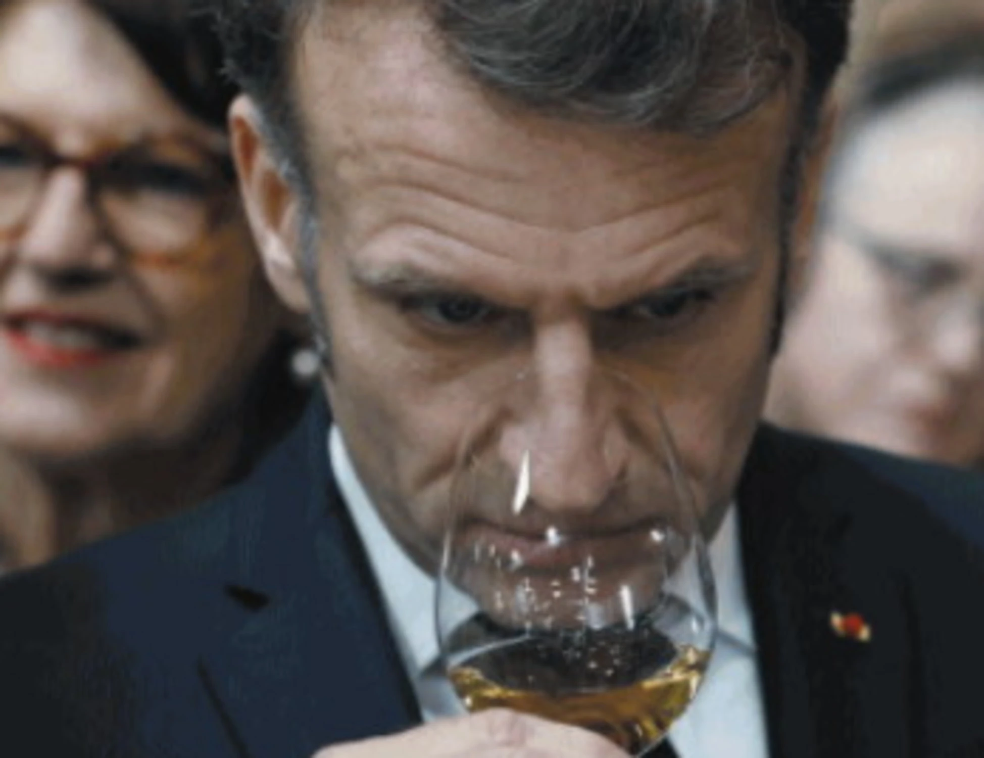 Emmanuel Macron, i sogni di gloria finiscono con uno schianto