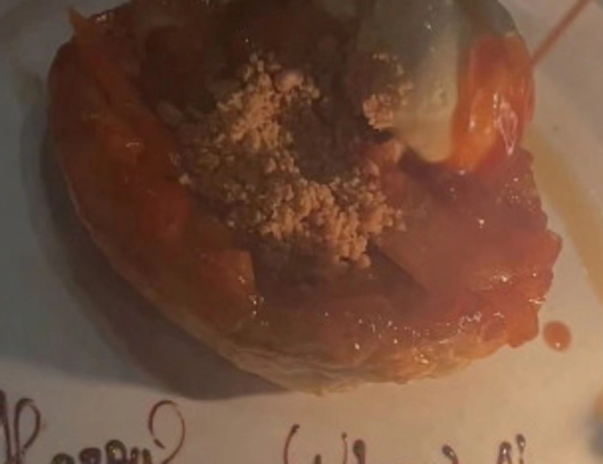 Ristorante, la scritta offensiva sul piatto con il dolce: compleanno rovinato