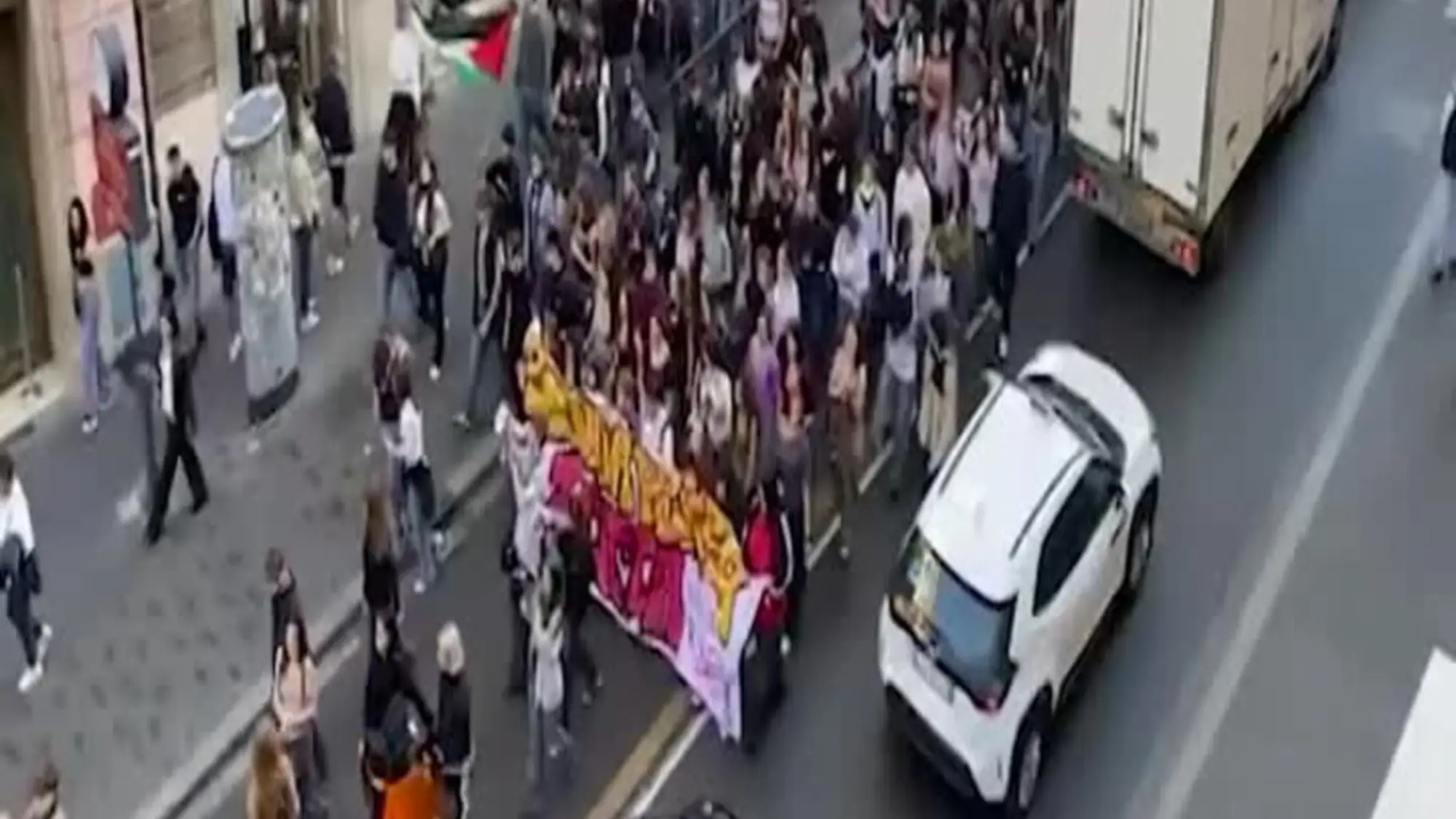 Studenti in piazza a Roma, il corteo in centro con bandiere palestinesi e striscioni