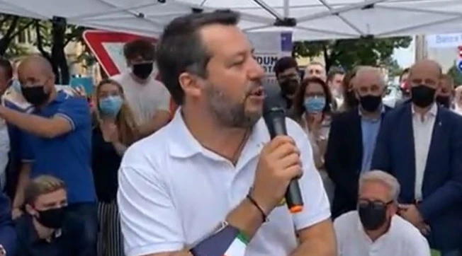 Matteo Salvini, grossa sorpresa ai gazebo: "Il renziano di ferro che si presenta a firmare", un pesante messaggio politico