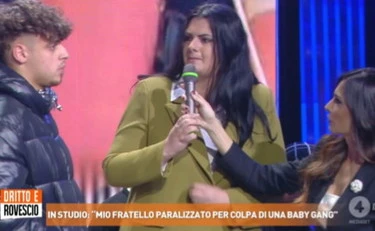 Dritto e rovescio, Rossella umilia i maranza: "Codardi", caos in studio