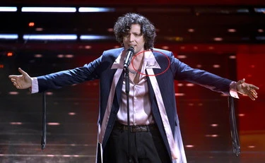 Sanremo 2026, Ermal Meta proPal: "Voto 8". Repubblica esulta, cosa spunta sulla giacca