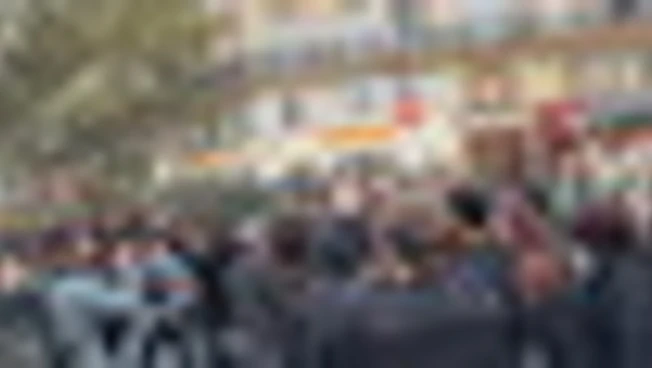 Jean-Luc Mélenchon si unisce alla manifestazione di Parigi
