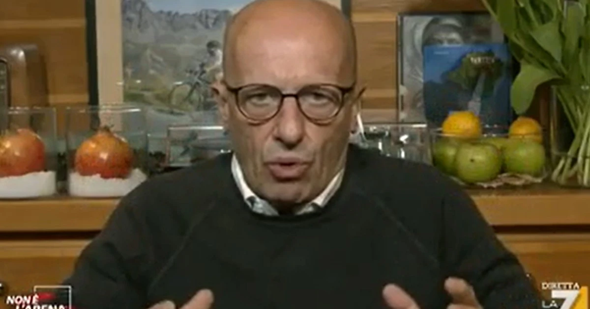 Alessandro Sallusti a Non è l'Arena contro Conte: "Ritarda la Fase 2 perché poi milioni di lavoratori e imprenditori scenderanno in piazza"