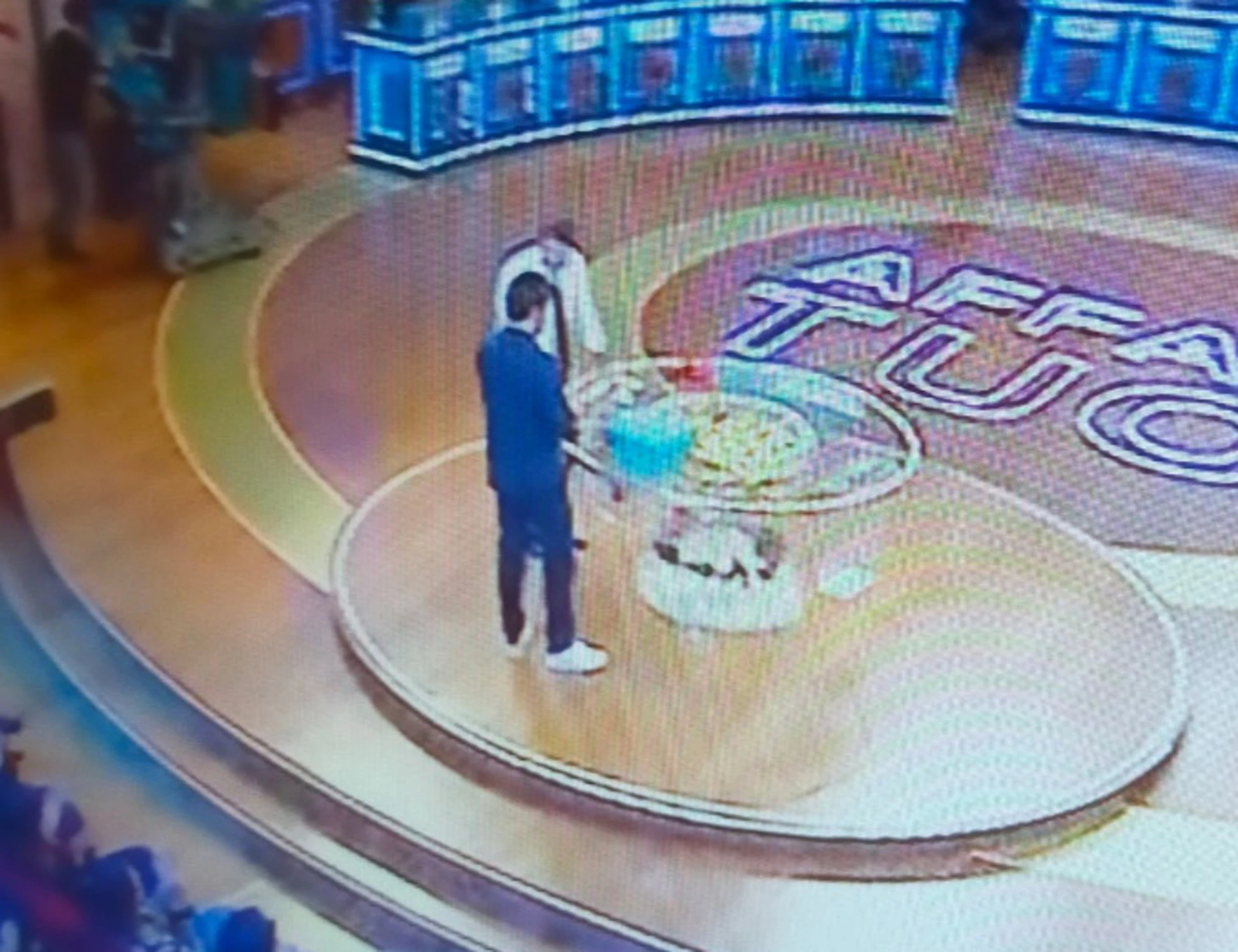 Affari tuoi, "ma fa finta?": Roberto manda tutti in tilt