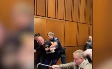 Marine protesta al Senato Usa, la polizia gli spezza un braccio: il video-choc