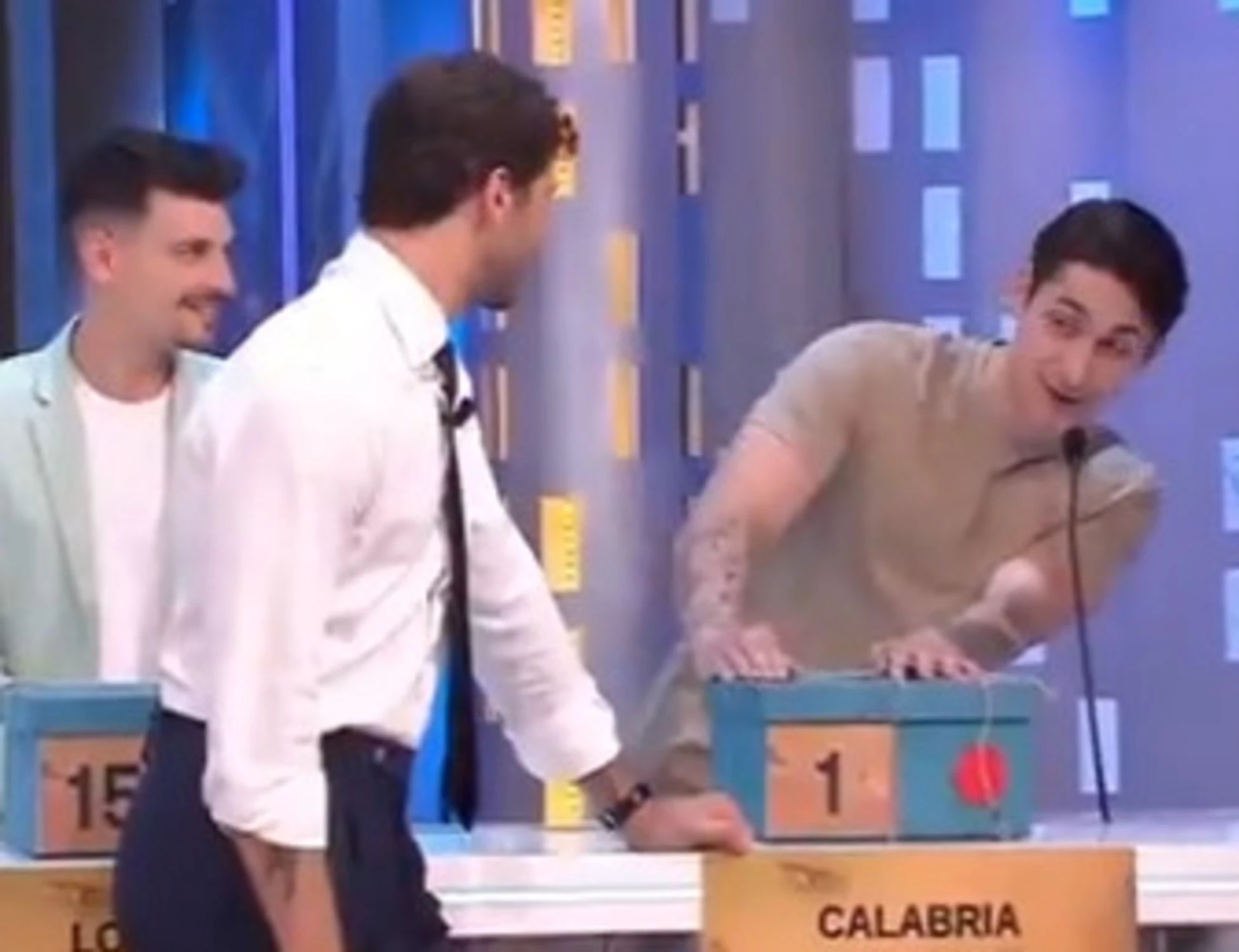 Affari Tuoi, l'imitazione esilarante di Stefano De Martino: "Apriamo la busta"