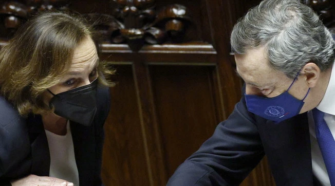 Luciana Lamorgese e Mario Draghi spiazzati dalla protesta a Roma: "In strada anche loro", un pessimo presagio
