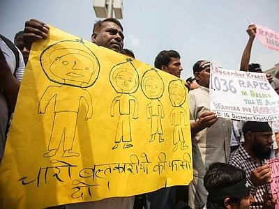 India, quattro condanne a morte per lo stupro della studentessa a Nuova Delhi