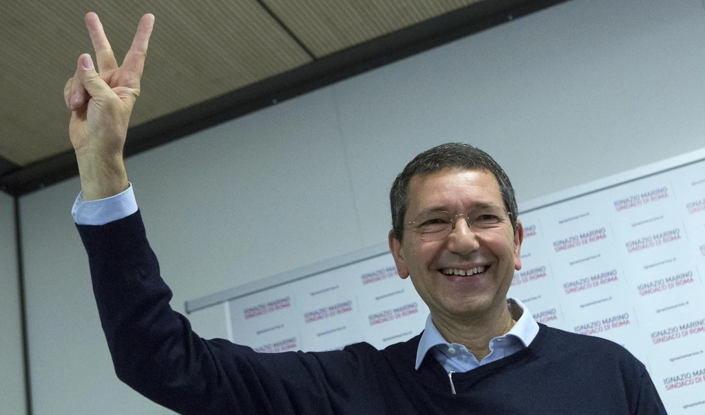 Marino fa il ribelle:"Io ho fatto il '68"Storace lo sbugiarda"Ma se avevi 13 anni"