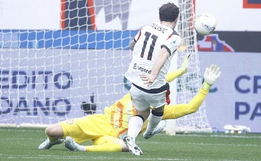 Milan, colpo Champions: 2-0 alla Cremonese nel recupero, ora il derby scudetto