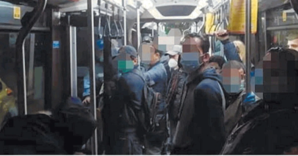 Fase 2, la foto-simbolo del disastro verso cui stiamo andando incontro: autobus pieno a Milano, nessuno scende