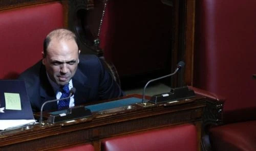 Mezzo Pdl contro Alfano: &quot;Non sa gestire il partito&quot;