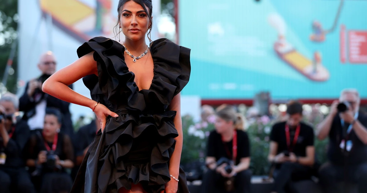 Raffaella Carrà, le (assurde) parole di Giulia Salemi? "Taci", "Rispetta i morti": si scatena l'inferno