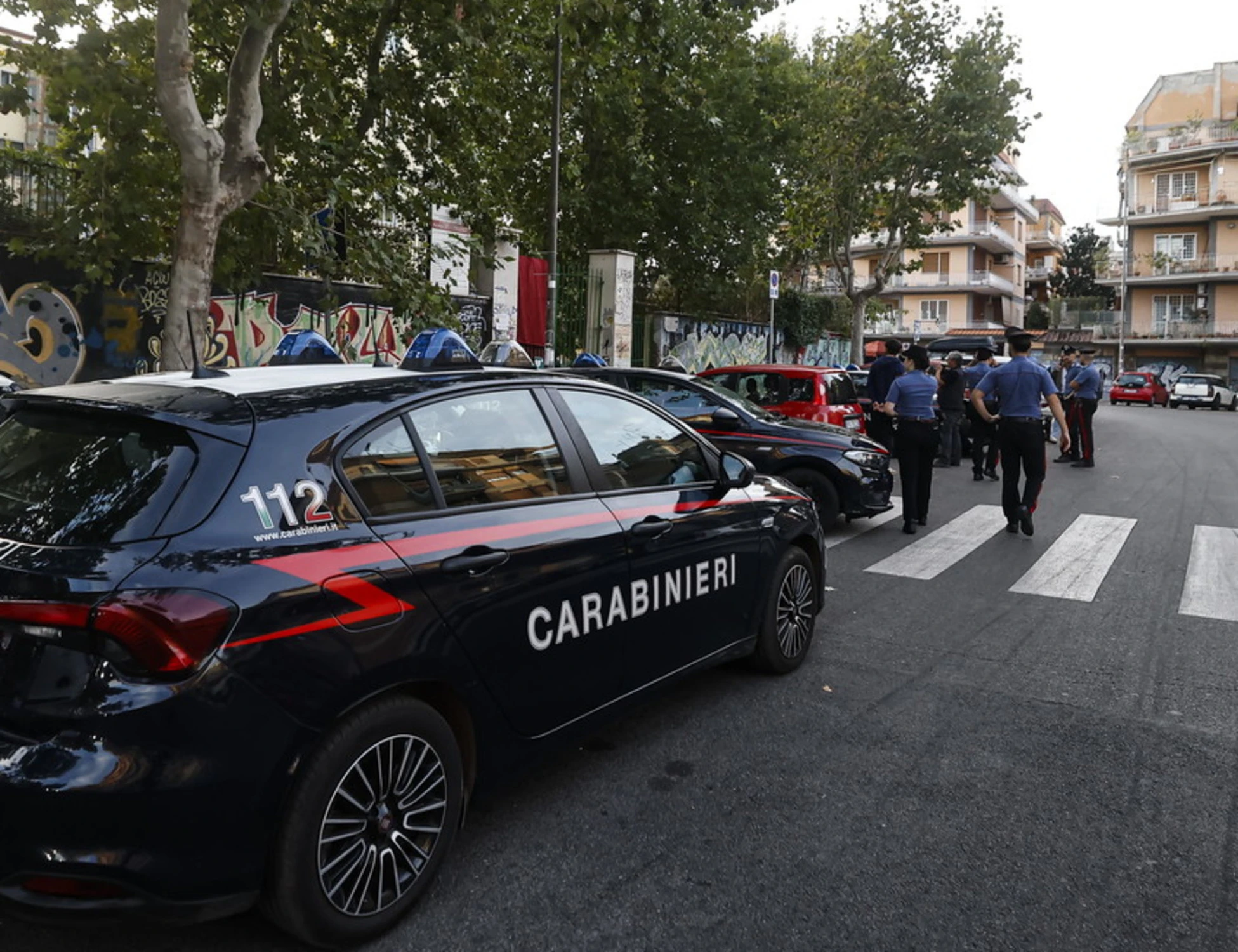 Bergamo, tre bombole di gas aperte in casa: nigeriana accoltella un carabiniere e tenta di far saltare in aria il palazzo
